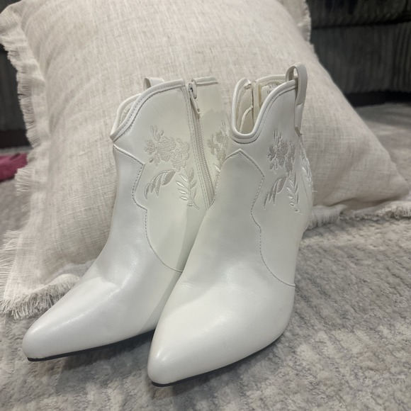 Cato Comfort  Ankle Boots Rodeo Cowgirl Women's Size 7M White Embroidered Heeled - Picture 2 of 14